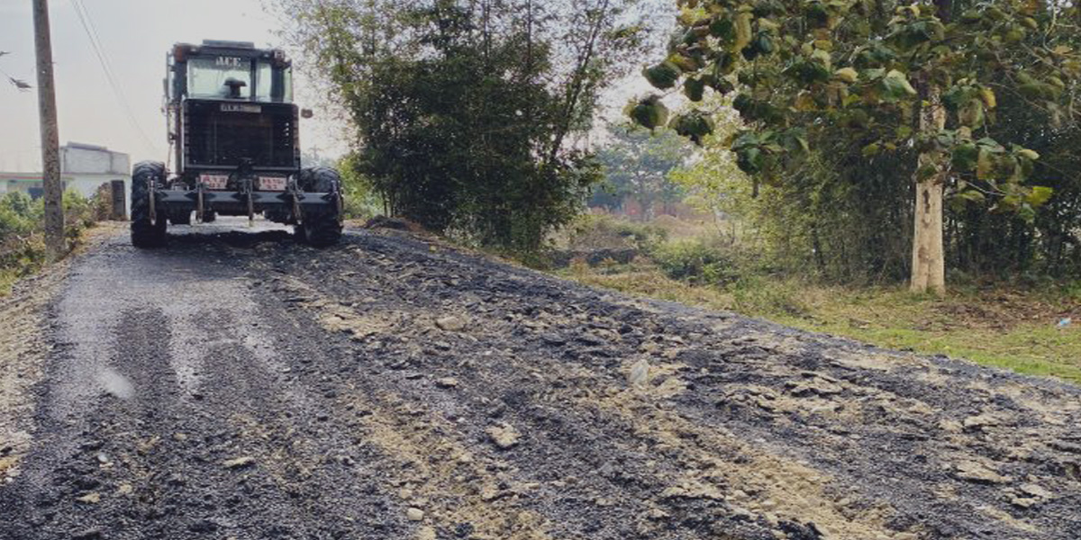 गुणस्तरहीन बनाएको भन्दै नगर प्रमुखले डोजर लगाएर भत्काए कालोपत्रे सडक